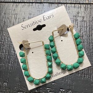 Bold Modern NWOT Gold Tone and Green Earrings!